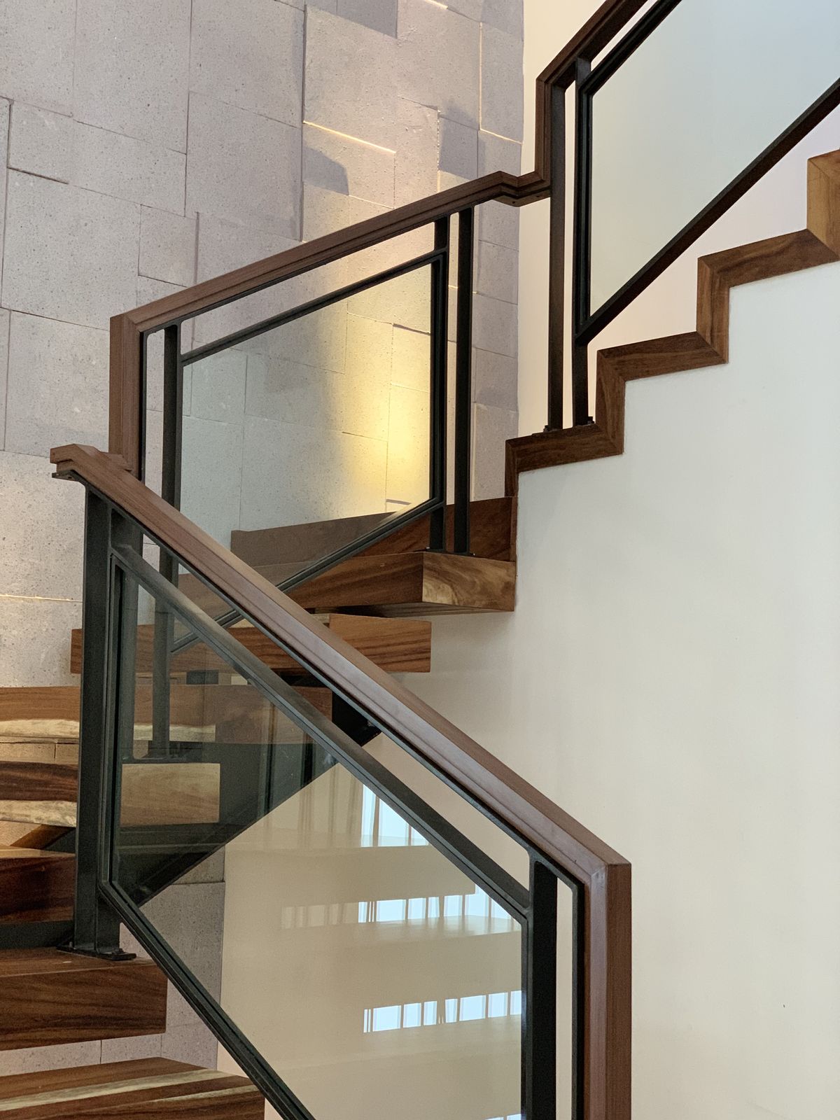 Cầu thang kính ốp gỗ sang trọng